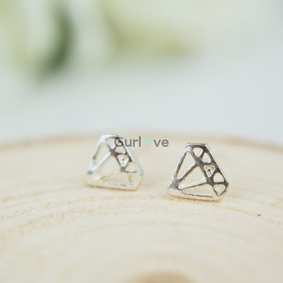 Diamond Shape MInimalist Earrings - Picture 4 of 4